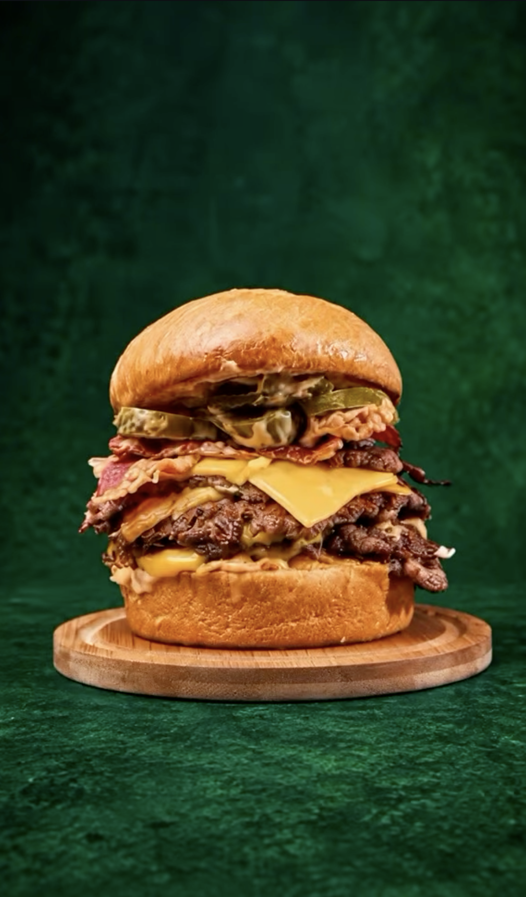 Štek burger sa mesom, sirom i dodacima na drvenoj dasci